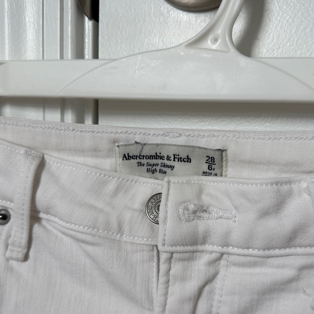 Abercrombie & Fitch White The Super Skinny High Rise Jeans size 28/6r